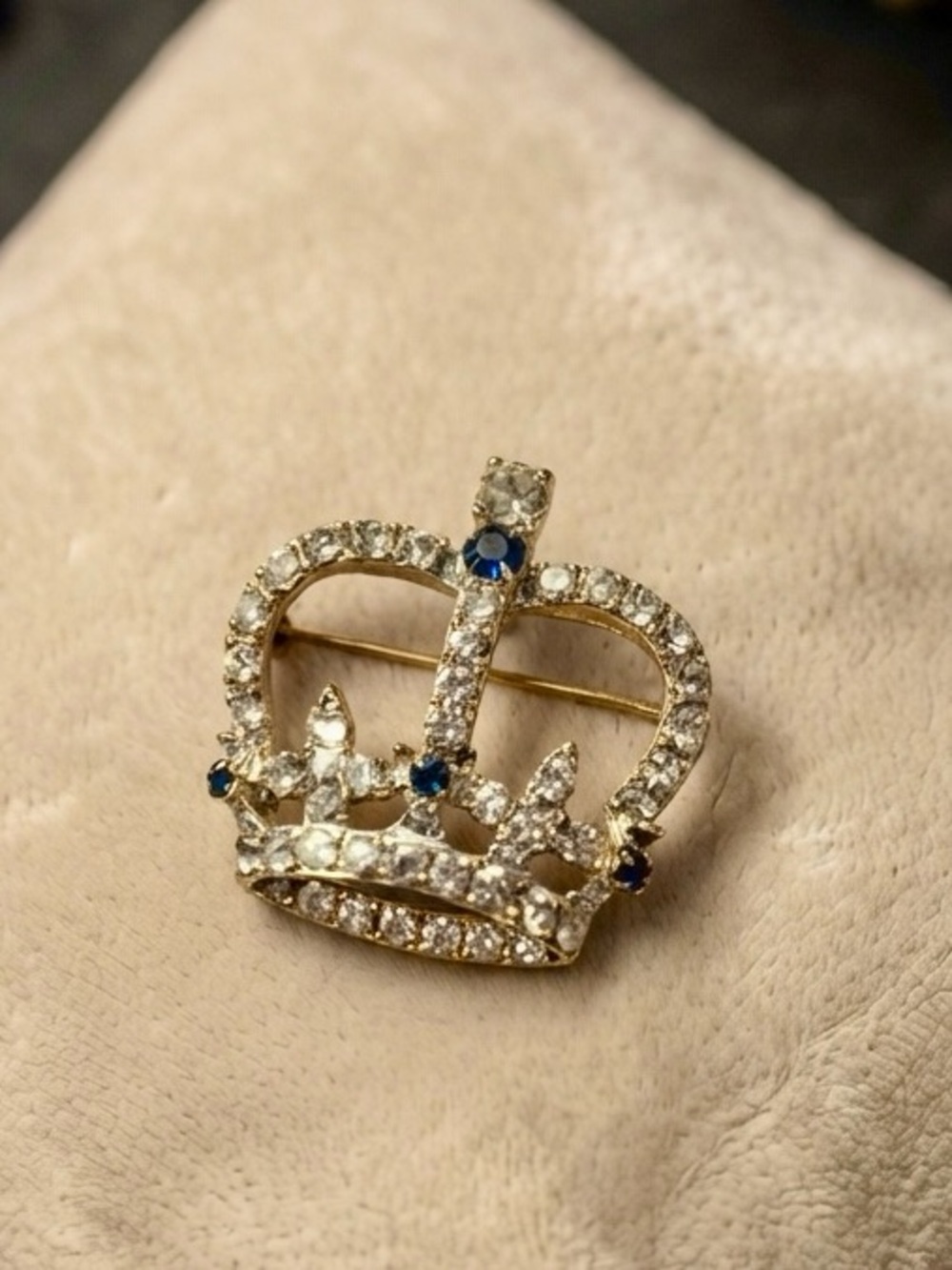 Vintage 1960s Signed Keyes Crown Rhinestone & Glass Brooch